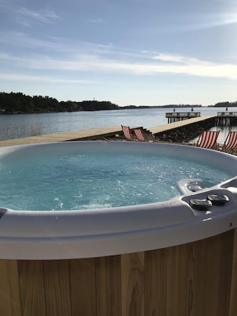 Una bañera de hidromasaje. Carlsro Badhotell