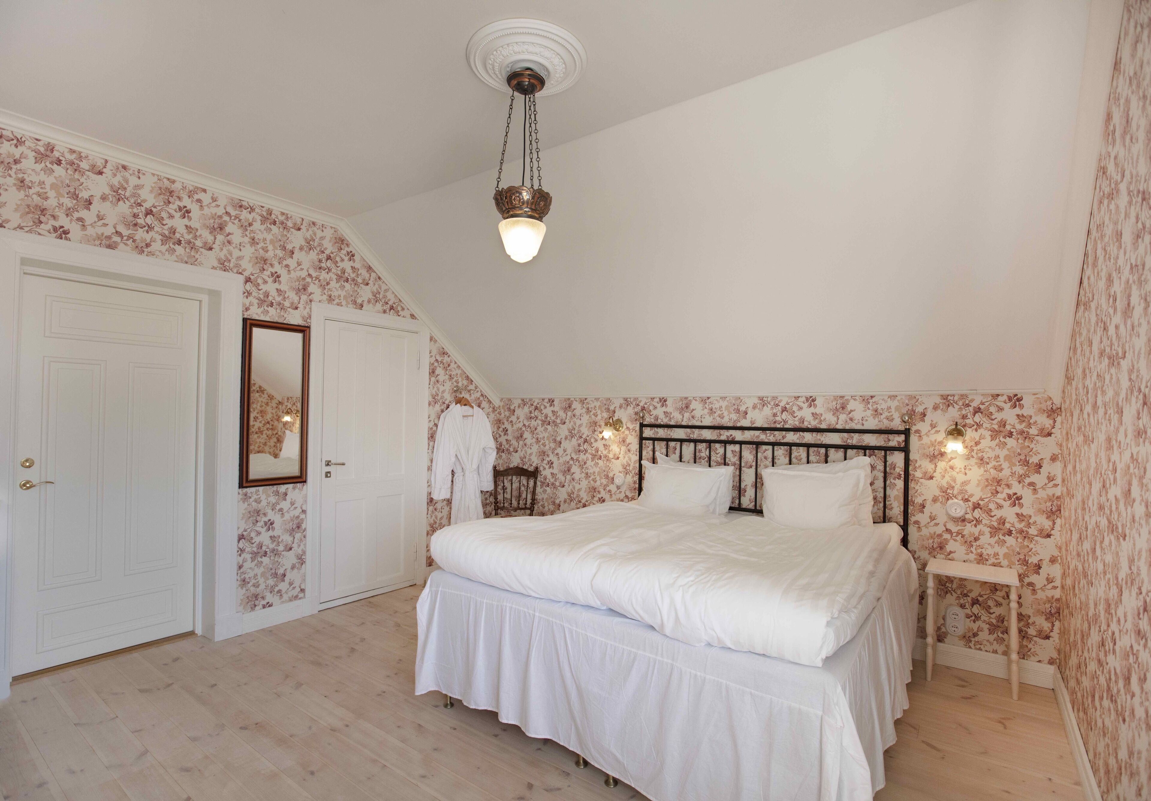 Exclusive Double Room | Free WiFi, bed sheets