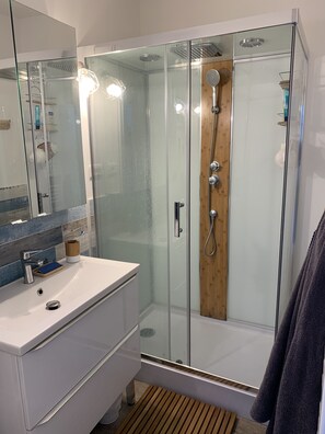 Douche, sèche-cheveux, serviettes fournies