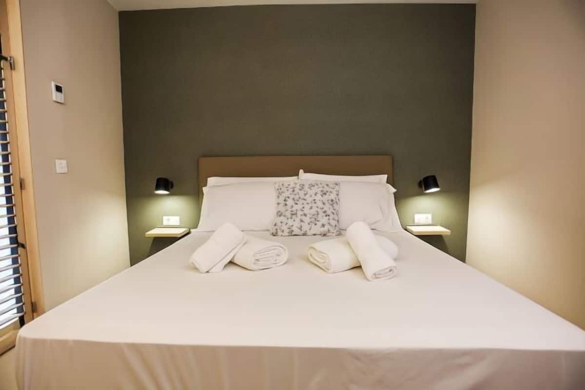 Down comforters, in-room safe, desk, laptop workspace