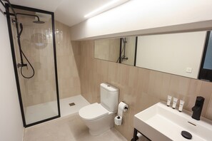 Habitación superior con 1 cama doble o 2 individuales | Baño | Ducha, secador de pelo, toallas y jabón