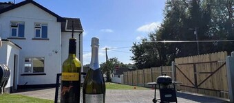 Beautiful Cottage With Gardens, Patio & Fireplace