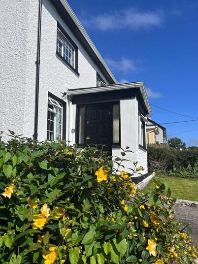Beautiful Cottage With Gardens, Patio & Fireplace