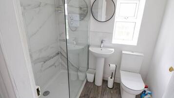 House, Multiple Beds | Bathroom | Shower, hair dryer, towels, soap