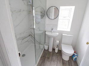 Casa, várias camas | Banheiro | Chuveiro, secador de cabelo, toalhas de banho, sabonete