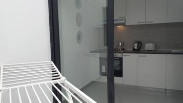 Deluxe Apartment, 2 Bedrooms, Kitchen, Beachside | Private kitchen