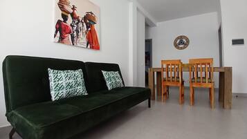 Deluxe Apartment, 2 Bedrooms, Kitchen, Beachside | Living area | TV, books