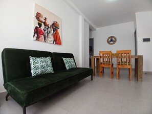 Deluxe Apartment, 2 Bedrooms, Kitchen, Beachside | Ruang tamu | TV, buku-buku 