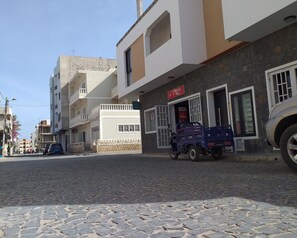 Vista frontal de la propiedad