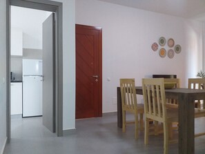 Deluxe Apartment, 2 Bedrooms, Kitchen, Beachside | Living area | TV, books - Ká Mena (Boa Vista)