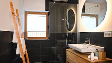 Dusche, Haartrockner, Handtücher