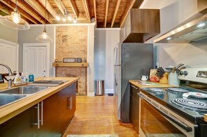 ثلاجة، ميكروويف، فرن، موقد طهي مسطح