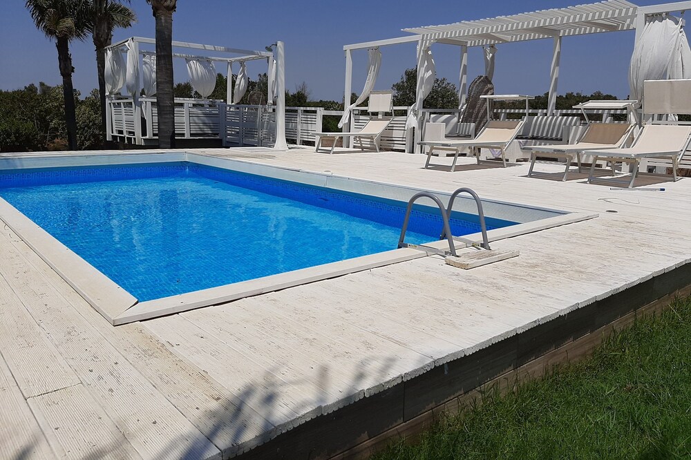 Charming villa with swimming pool and whirlpool just a few minutes from the sea