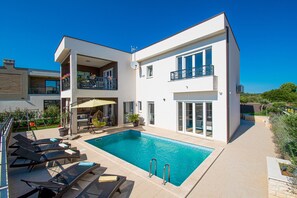 Pool - Modern villa with private pool at 200m. Near the sea near Medulin. (Medulin)