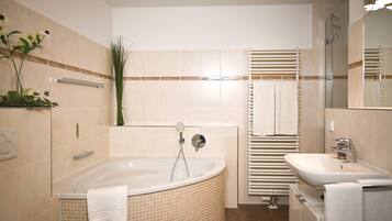 Badewanne, Haartrockner, Handtücher