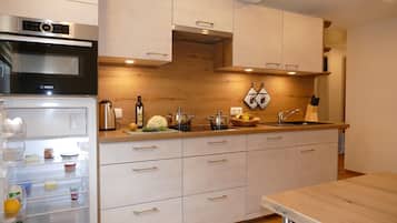 Kühlschrank, Mikrowelle, Herdplatte, Geschirrspüler