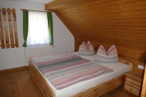 2 bedrooms, travel crib, free WiFi, bed sheets