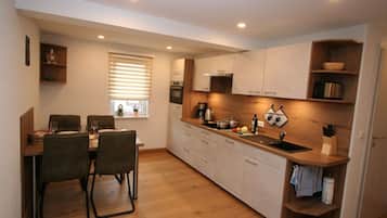 Kühlschrank, Mikrowelle, Herdplatte, Geschirrspüler