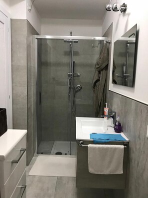 Apartment | Bathroom | Shower, towels - Enchanting Holiday Apartment in Lu Bagnu (Castelsardo)