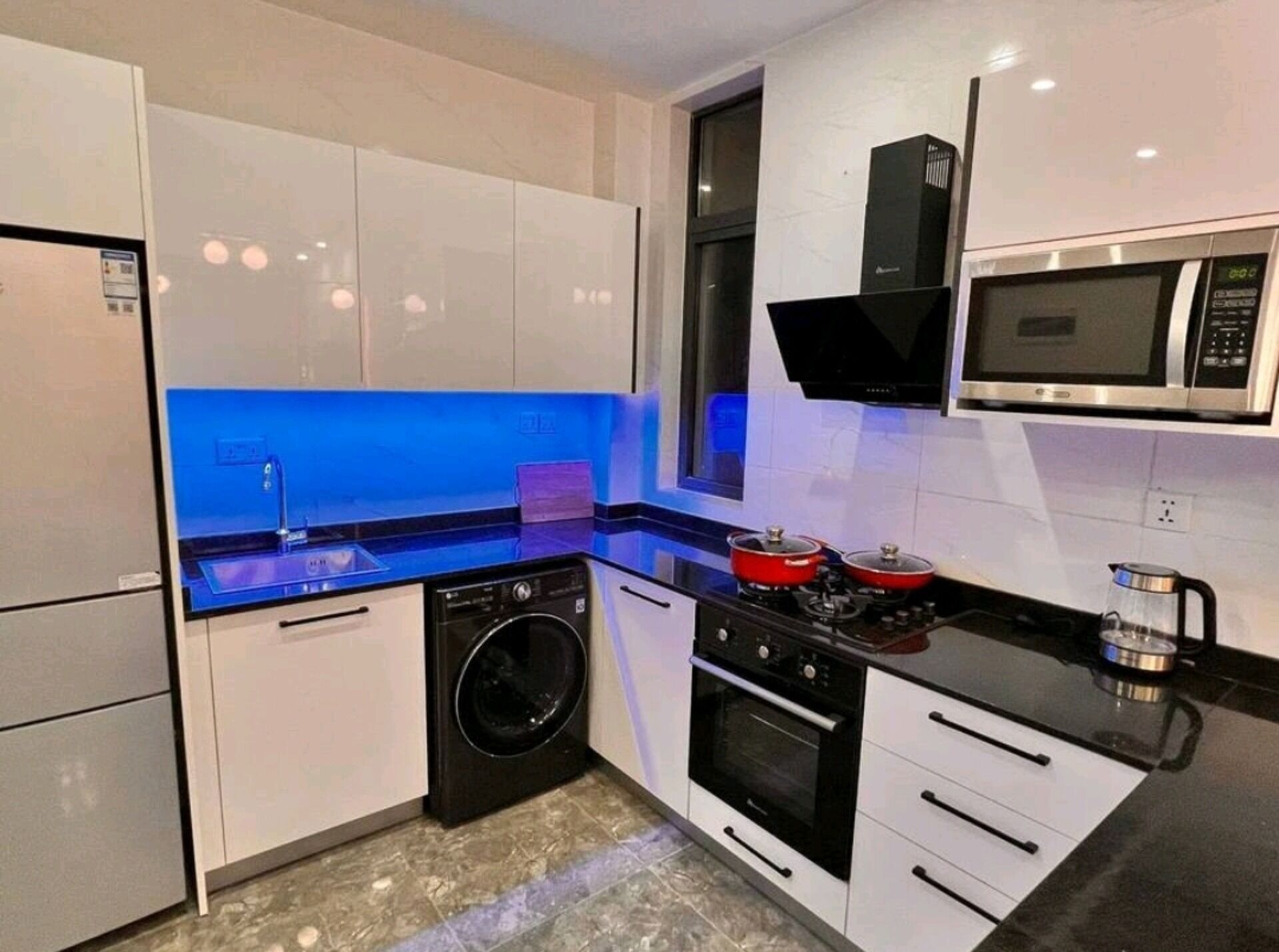 Réfrigérateur, micro-ondes, four, plaque de cuisson