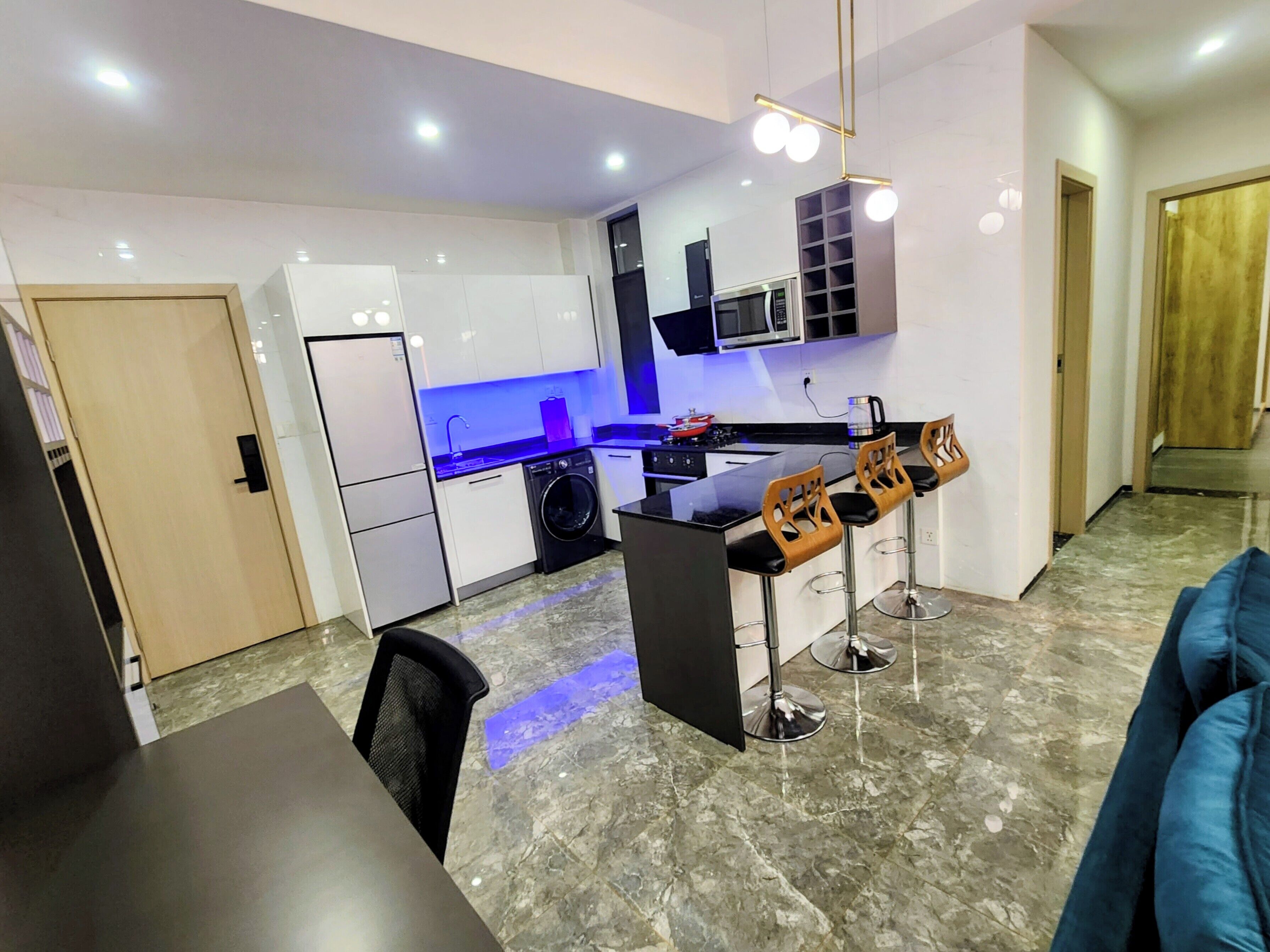 Geladeira, micro-ondas, fogão, cooktop