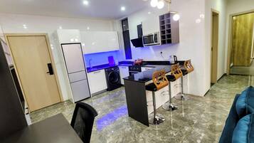 Geladeira, micro-ondas, fogão, cooktop