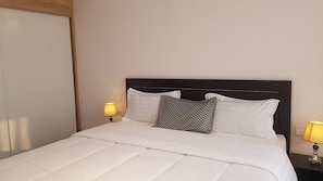 2 bedrooms, desk, iron/ironing board, WiFi