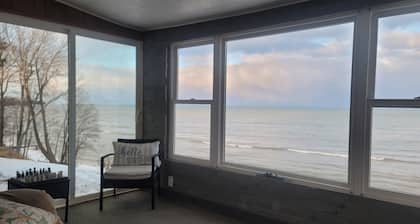 Cozy Lake Huron cottage, With internet, summer months beach access.