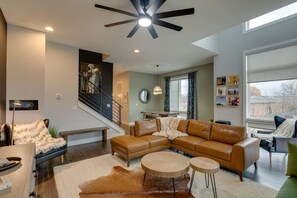 TV - Luxury Townhome! Rooftop/Game Room! Near Broadway! (Nashville)