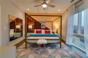 3 室のベッドルーム、デスク、アイロン / アイロン台、旅行用ベビーベッド