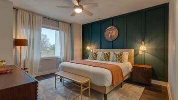 3 slaapkamers, een bureau, een strijkplank/strijkijzer, reisbedje