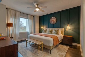 3 slaapkamers, een bureau, een strijkplank/strijkijzer, reisbedje