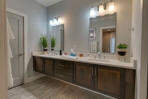 Een bad/douchecombinatie, een haardroger