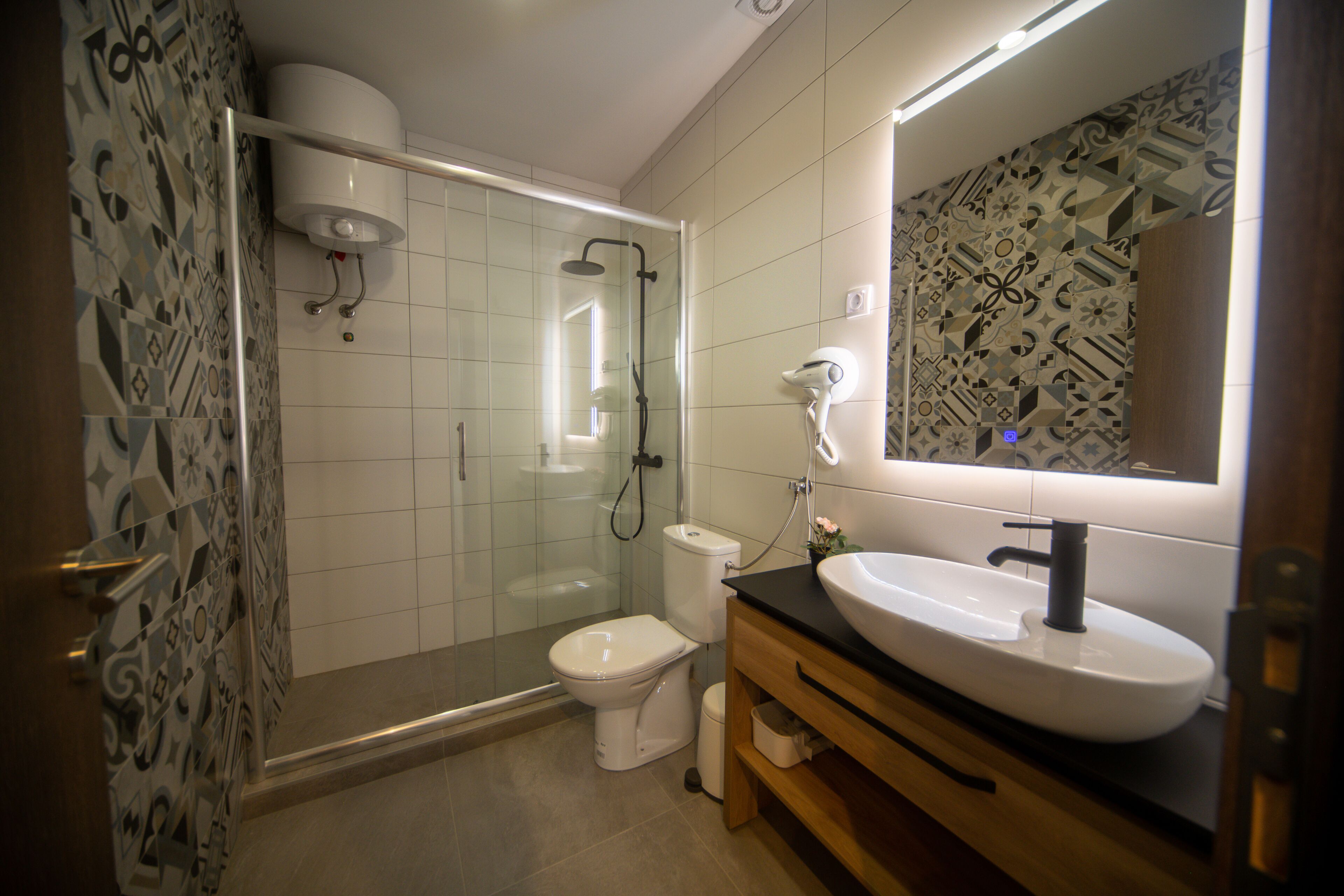 Un baño con ducha, inodoro y lavamanos.