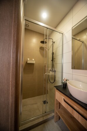 Standard Studio Suite | Bathroom | Hair dryer, towels, toilet paper - Manoir Apartments (Novi Sad)