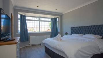 3 bedrooms, desk, iron/ironing board, travel cot