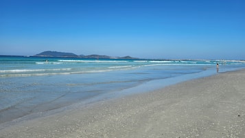 Accommodatie ligt op het strand, wit zand, 20 strandbars