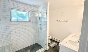 Dusche, Haartrockner, Handtücher, Seife