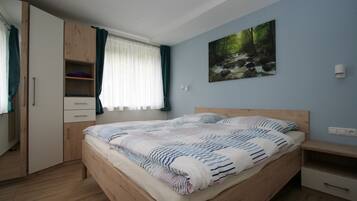 2 bedrooms, travel crib, free WiFi, bed sheets