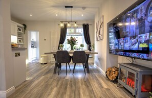 House | Living room | Fireplace - The Belfast Boutique Central Cozy (Belfast)