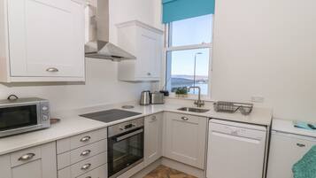 Geladeira, lava-louças, chaleira elétrica, torradeira