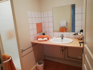 Badewanne, Haartrockner, Seife, Toilettenpapier
