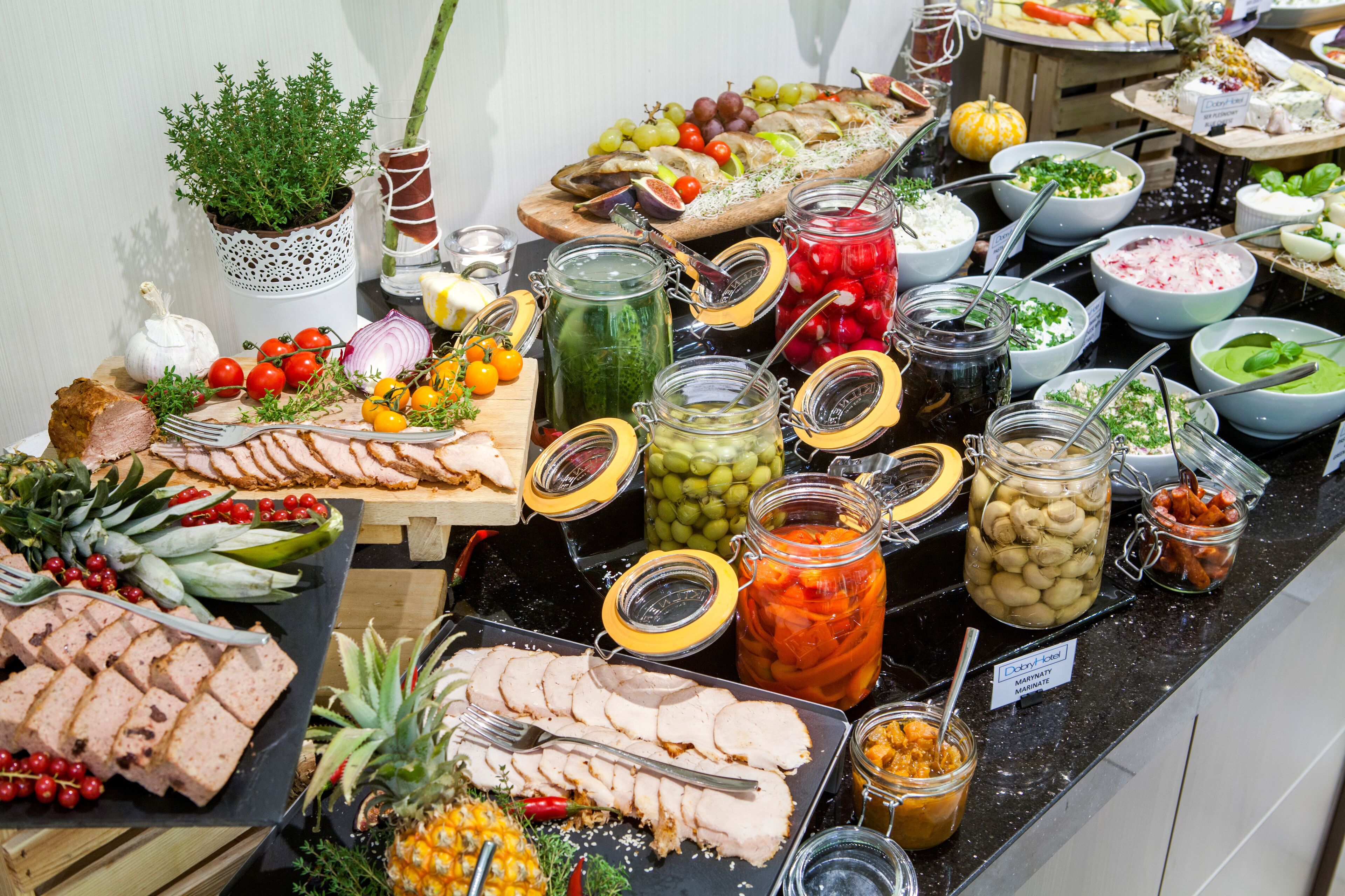 Petit déjeuner buffet servi tous les jours en supplément