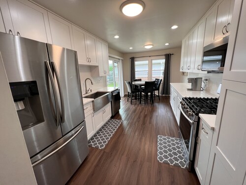 Remodeled SFR w/fireplace, super close to main highways and Chicago