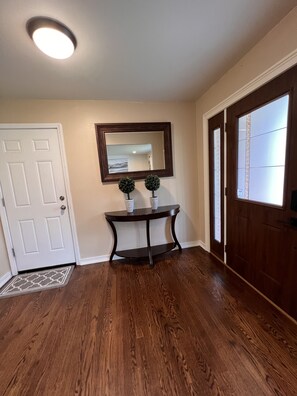 Interior - Remodeled SFR w/fireplace, super close to main highways and Chicago (Darien)