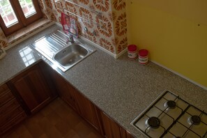 Frigorifero, piano cottura, bollitore elettrico, frullatore