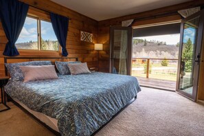 4 bedrooms, desk, WiFi, bed sheets