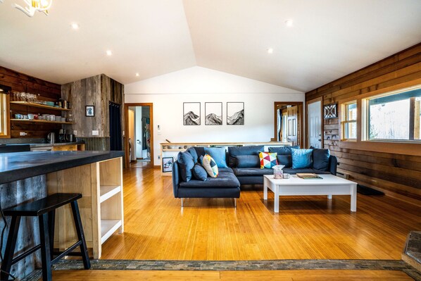 Smart TV, fireplace, stereo