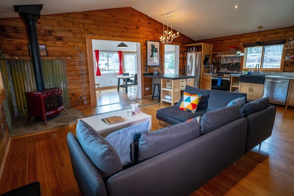 Smart TV, fireplace, stereo