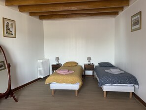 3 chambres, bureau, fer et planche à repasser, lit de bébé portatif